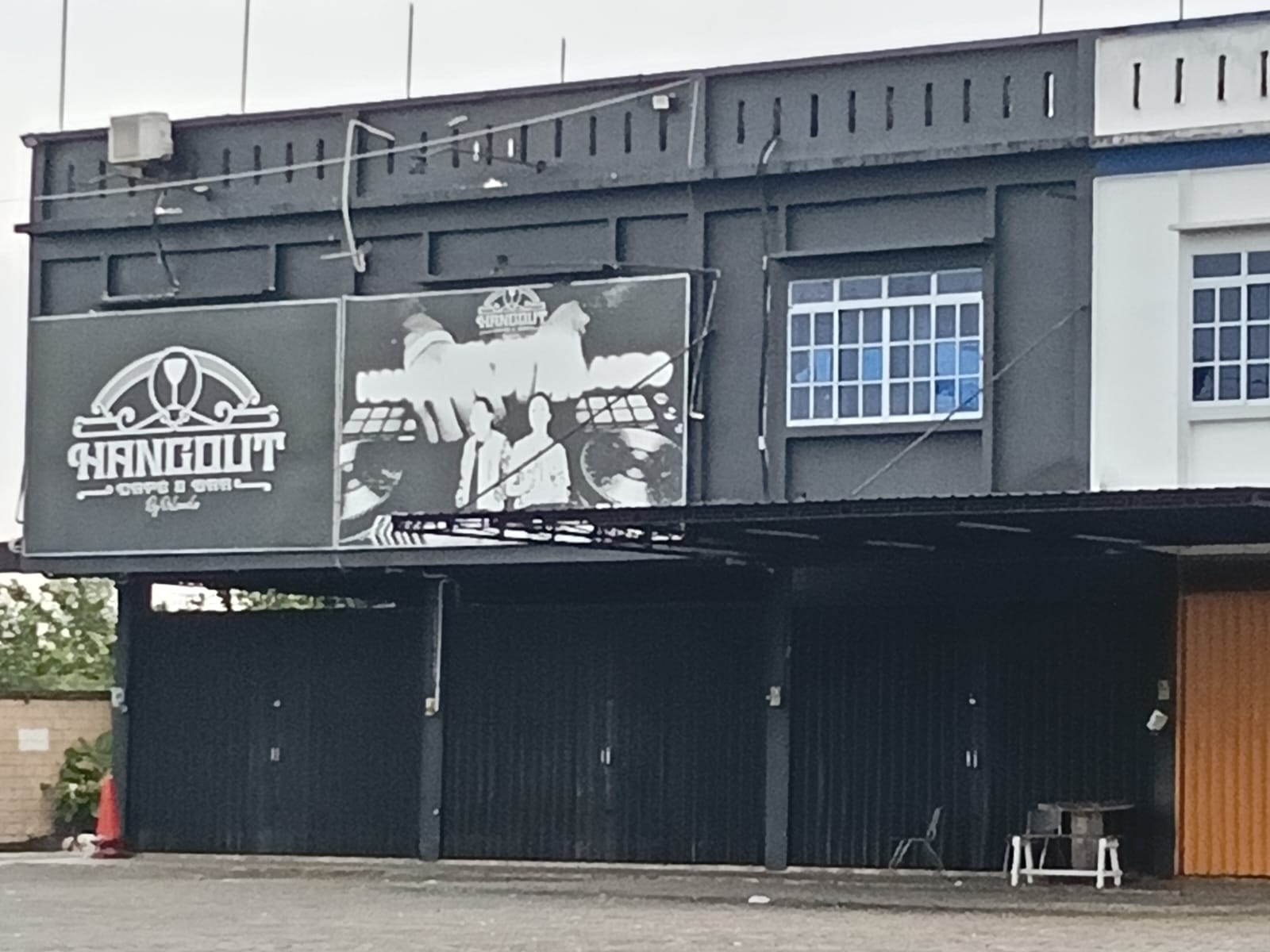Tampak depan klub malam Hangout di Tanjungpinang.
