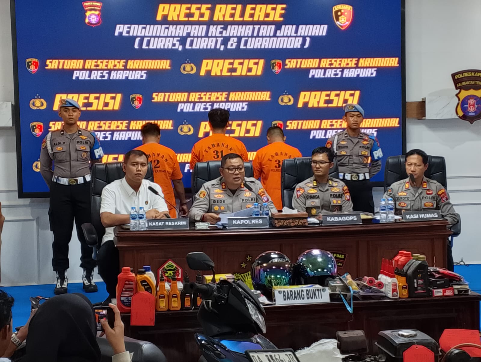 Ket Foto : Kapolres Kapuas AKBP Gede Eka Yudharma beserta jajaran saat menggelar press release pengungkapan kasus Curat, Sabtu (30/5/2026) di aula Mapolres.
