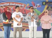 Wali Kota Banjarmasin memukul gong tanda pembukaan lomba ikan hias.