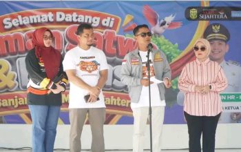 Wali Kota Banjarmasin memukul gong tanda pembukaan lomba ikan hias.