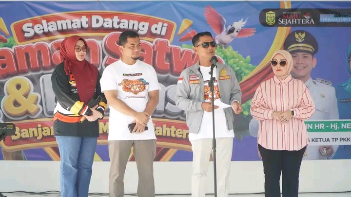 Wali Kota Banjarmasin memukul gong tanda pembukaan lomba ikan hias.