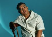 Shukri Basiron berpose dengan latar studio rekaman.
