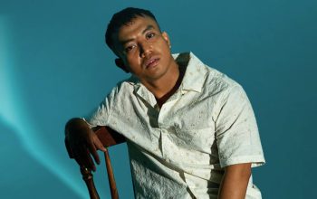 Shukri Basiron berpose dengan latar studio rekaman.