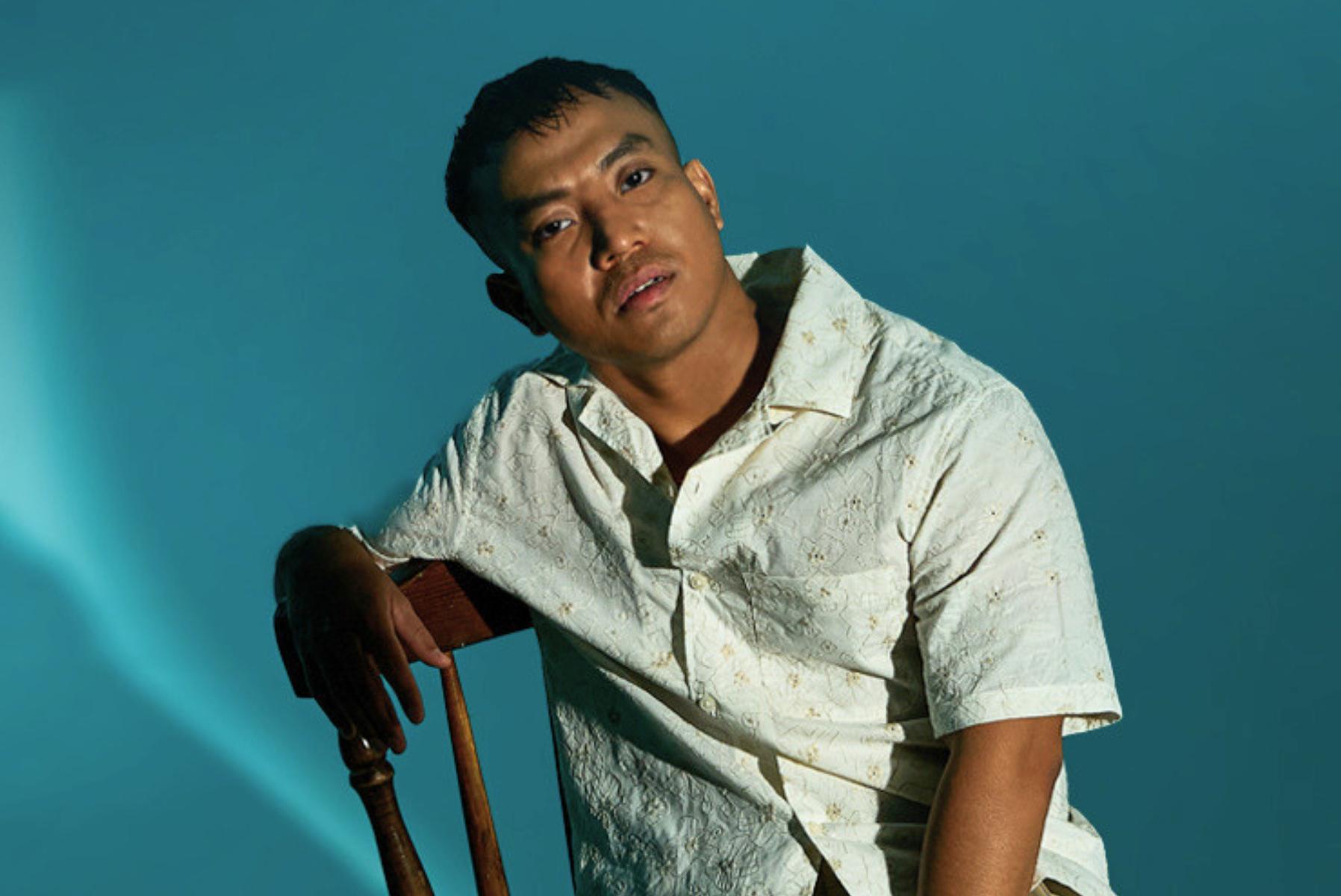 Shukri Basiron berpose dengan latar studio rekaman.