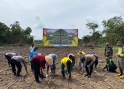 Kapolres HSU menanam bibit jagung bersama anggota Poktan dan personel Polri