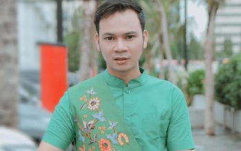 Pria muda tersenyum
