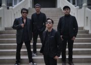 Empat personel band Stinky berpose keren, latar belakang gelap