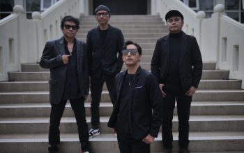 Empat personel band Stinky berpose keren, latar belakang gelap