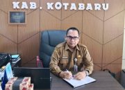 Kepala Dinas Pendidikan Kotabaru Akhmad Romansyah di ruang kerja saat memberikan keterangan terkait pendidikan.