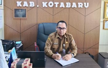 Kepala Dinas Pendidikan Kotabaru Akhmad Romansyah di ruang kerja saat memberikan keterangan terkait pendidikan.