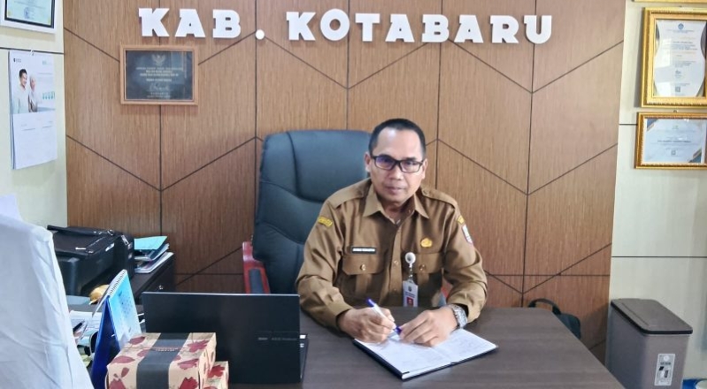 Kepala Dinas Pendidikan Kotabaru Akhmad Romansyah di ruang kerja saat memberikan keterangan terkait pendidikan.