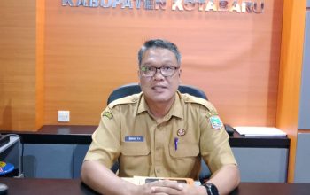 Kepala Bapenda Kotabaru Sonny Tua Halomoan duduk di ruang kerja menjelaskan program peningkatan penerimaan pajak daerah.