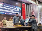 Penyerahan dokumen rekomendasi DPRD Kotabaru kepada pimpinan sidang dalam rapat paripurna, disaksikan Wakil Bupati Syairi Mukhlis di ruang sidang.