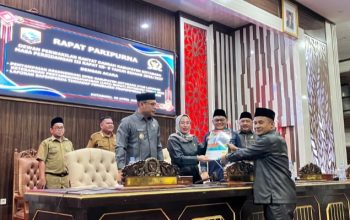 Penyerahan dokumen rekomendasi DPRD Kotabaru kepada pimpinan sidang dalam rapat paripurna, disaksikan Wakil Bupati Syairi Mukhlis di ruang sidang.