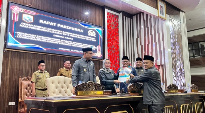 Penyerahan dokumen rekomendasi DPRD Kotabaru kepada pimpinan sidang dalam rapat paripurna, disaksikan Wakil Bupati Syairi Mukhlis di ruang sidang.