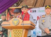 Bupati Kotabaru Muhammad Rusli berpidato di podium pada peringatan May Day 2026 di Kelumpang Hulu, didampingi unsur TNI dan Polri
