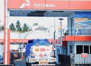 Mobil tangki bahan bakar berada di area pengisian Pertamina untuk distribusi energi ke berbagai wilayah.