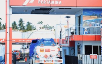 Mobil tangki bahan bakar berada di area pengisian Pertamina untuk distribusi energi ke berbagai wilayah.