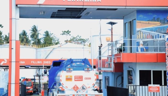 Saat Banyak Orang Libur, Awak Mobil Tangki Tetap Jaga Energi