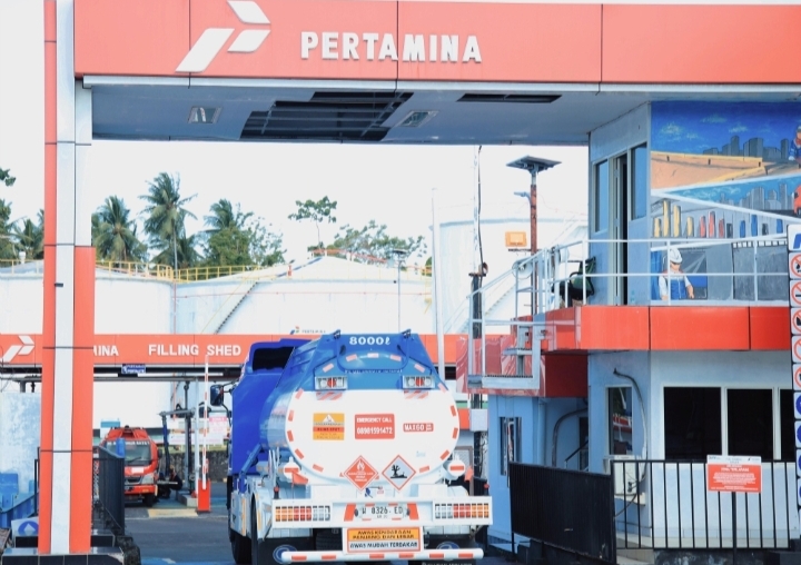 Mobil tangki bahan bakar berada di area pengisian Pertamina untuk distribusi energi ke berbagai wilayah.