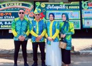 Wakil Bupati Kotabaru Syairi Mukhlis bersama rombongan menghadiri Hari Jadi HSU ke-74 di Amuntai dan berfoto di depan papan ucapan selamat