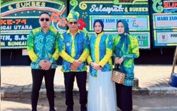 Wakil Bupati Kotabaru Syairi Mukhlis bersama rombongan menghadiri Hari Jadi HSU ke-74 di Amuntai dan berfoto di depan papan ucapan selamat