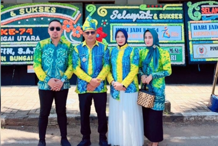 Wakil Bupati Kotabaru Syairi Mukhlis bersama rombongan menghadiri Hari Jadi HSU ke-74 di Amuntai dan berfoto di depan papan ucapan selamat