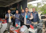 Polisi memperlihatkan barang bukti kasus pembunuhan pengajar ponpes di Banjarbaru dalam konferensi pers.
