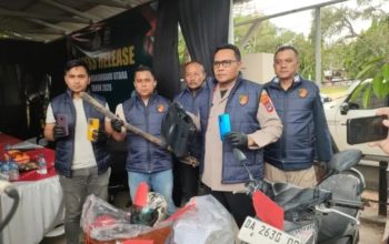 Polisi memperlihatkan barang bukti kasus pembunuhan pengajar ponpes di Banjarbaru dalam konferensi pers.
