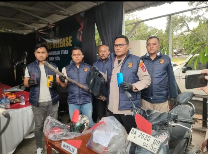 Polisi memperlihatkan barang bukti kasus pembunuhan pengajar ponpes di Banjarbaru dalam konferensi pers.