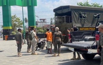 Satpol PP Balangan menertibkan pedagang kaki lima di Taman Sanggam Paringin
