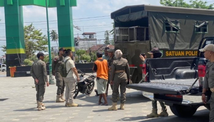 Satpol PP Balangan Tertibkan PKL di Taman Sanggam