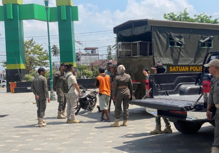 Satpol PP Balangan menertibkan pedagang kaki lima di Taman Sanggam Paringin