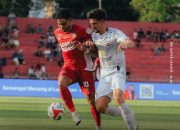 Pemain Semen Padang dan Dewa United berebut bola dalam pertandingan Liga 1 di Banten