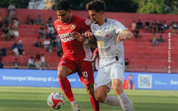Pemain Semen Padang dan Dewa United berebut bola dalam pertandingan Liga 1 di Banten