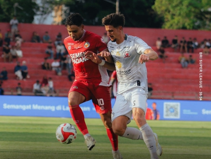 Pemain Semen Padang dan Dewa United berebut bola dalam pertandingan Liga 1 di Banten