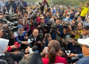 Kerumunan wartawan dan jurnalis melakukan peliputan pada peringatan Hari Kebebasan Pers Sedunia di Jakarta.