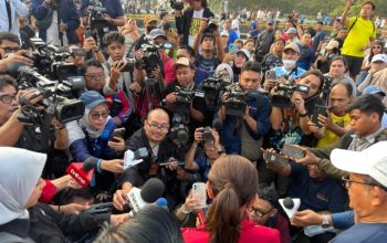 Kerumunan wartawan dan jurnalis melakukan peliputan pada peringatan Hari Kebebasan Pers Sedunia di Jakarta.
