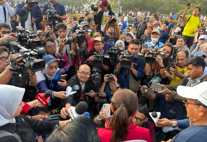 Kerumunan wartawan dan jurnalis melakukan peliputan pada peringatan Hari Kebebasan Pers Sedunia di Jakarta.