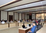 Suasana rapat penelitian Puslitbang Polri bersama Polres Tanah Bumbu dan peserta eksternal di ruang pertemuan.