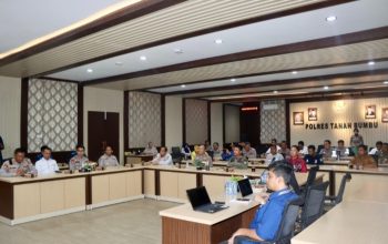 Suasana rapat penelitian Puslitbang Polri bersama Polres Tanah Bumbu dan peserta eksternal di ruang pertemuan.