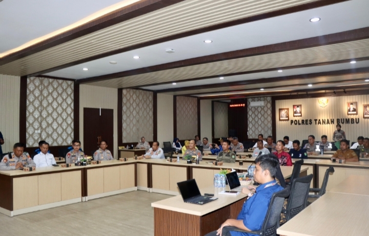 Suasana rapat penelitian Puslitbang Polri bersama Polres Tanah Bumbu dan peserta eksternal di ruang pertemuan.