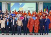 Peserta kamp perdamaian HWPL di Kamboja berfoto bersama, terdiri dari tokoh agama, pemuda, dan perwakilan organisasi dalam kegiatan pendidikan perdamaian.