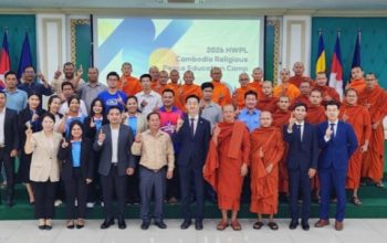 Peserta kamp perdamaian HWPL di Kamboja berfoto bersama, terdiri dari tokoh agama, pemuda, dan perwakilan organisasi dalam kegiatan pendidikan perdamaian.