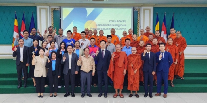 Peserta kamp perdamaian HWPL di Kamboja berfoto bersama, terdiri dari tokoh agama, pemuda, dan perwakilan organisasi dalam kegiatan pendidikan perdamaian.