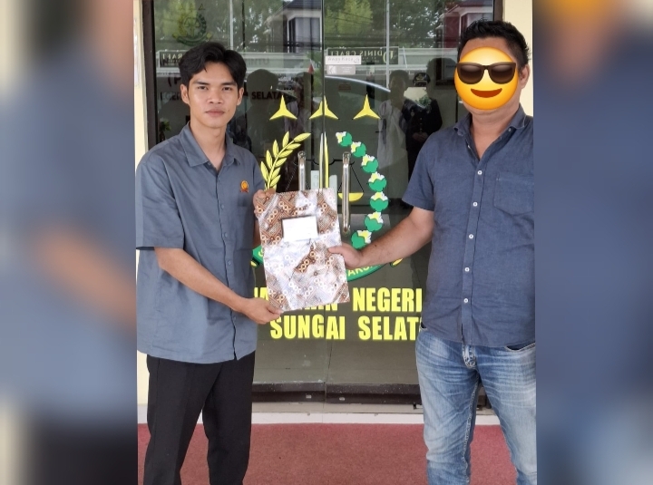 Kuasa hukum menyerahkan berkas perkara kasus pembunuhan Loksado di Pengadilan Negeri Kandangan