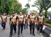 Pangdam XXII Tambun Bungai dan wartawan berjalan bersama dalam kegiatan olahraga bersama TNI dan pers di Banjarmasin.