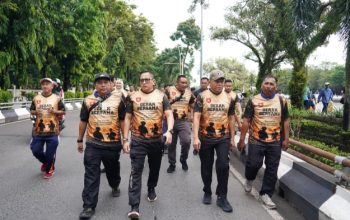 Pangdam XXII Tambun Bungai dan wartawan berjalan bersama dalam kegiatan olahraga bersama TNI dan pers di Banjarmasin.