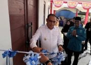 Wakil Bupati Kotabaru Syairi Mukhlis memotong pita saat peresmian Kantor Desa Bungkukan di Kelumpang Barat.