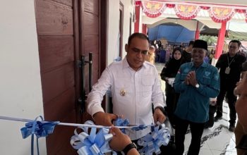 Wakil Bupati Kotabaru Syairi Mukhlis memotong pita saat peresmian Kantor Desa Bungkukan di Kelumpang Barat.